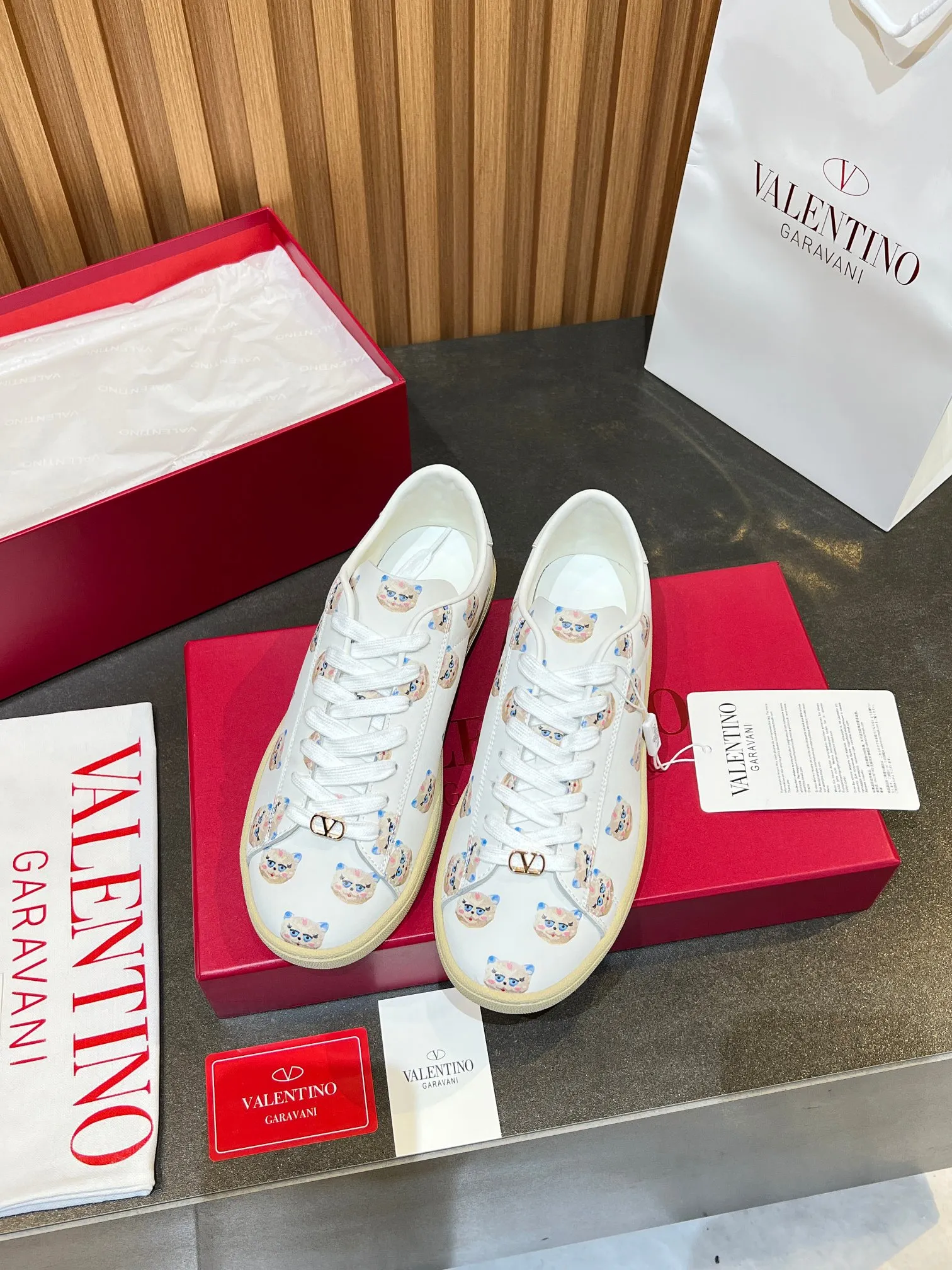 [Valentino] P: 640💰 Couple style, size: women 35-40▪️men 39-44 (45. Customized) Valentino VLTN casual shoes 2025 latest moral training shoes I can't put it down. Seiko details of cowhide sneakers, retro fashion, simple and advanced, casual matching. 1:1 restoration! Top luxury masterpiece, lace-up design, soft and comfortable imported calfskin brings excellent and elegant texture and excellent foot comfort. Top purchasing version upper: imported calfskin surface/original oil edge process + printing process. Inner lining: water-dyed cowhide lining. Outsole: original development 𝐓𝐏𝐔 two-color combination outsole. Packaging: full package with original configuration.
